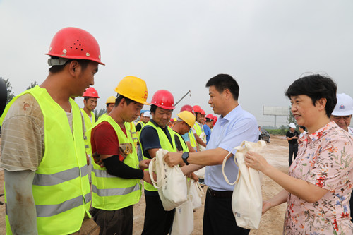 覃卫国慰问重点工程项目和基层一线职工