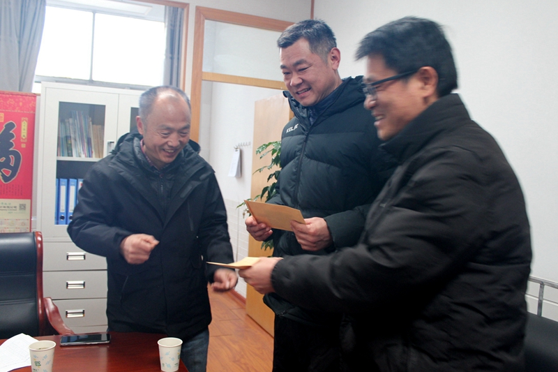杜集区教育局领导到淮北第八高中走访慰问困难党员教师