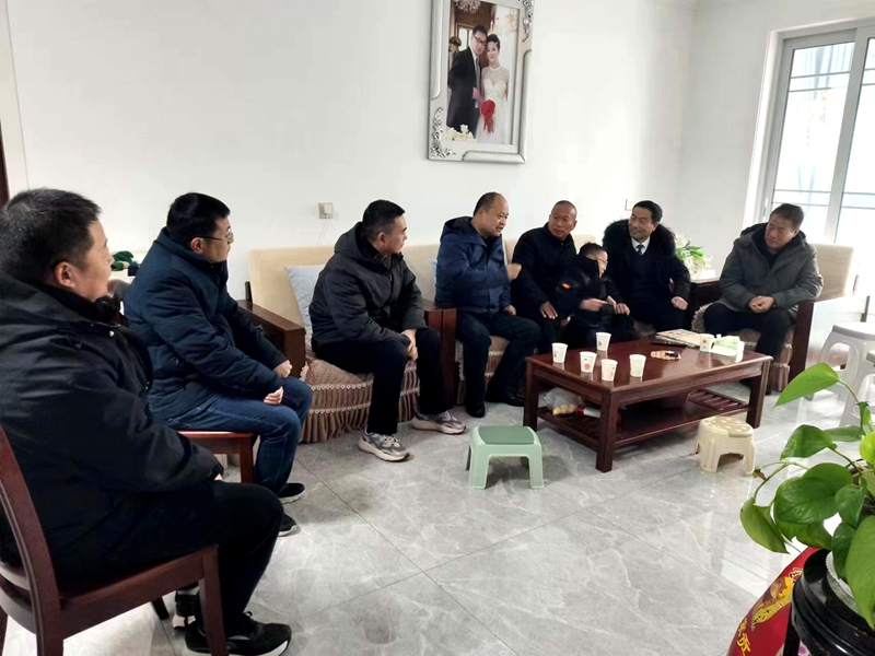 淮北市第八高级中学走访慰问退休老领导、老教师